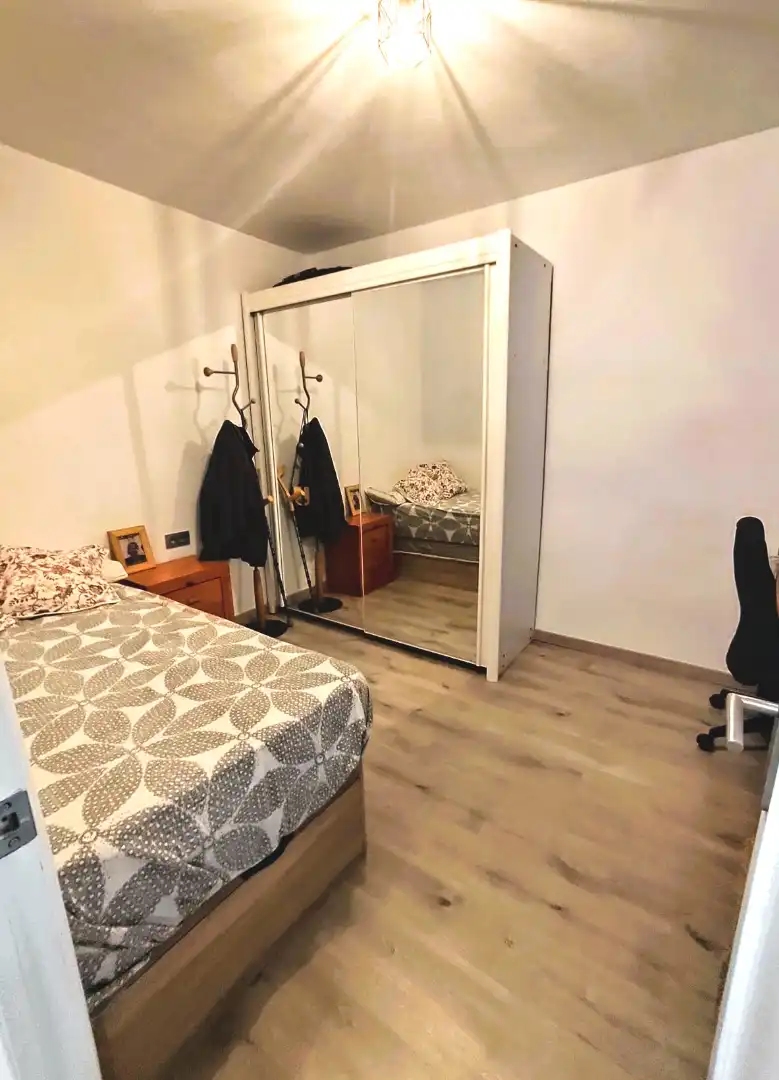 Dormitori de Pis en venda en L'Hospitalet de Llobregat amb Aire condicionat, Parquet i Moblat