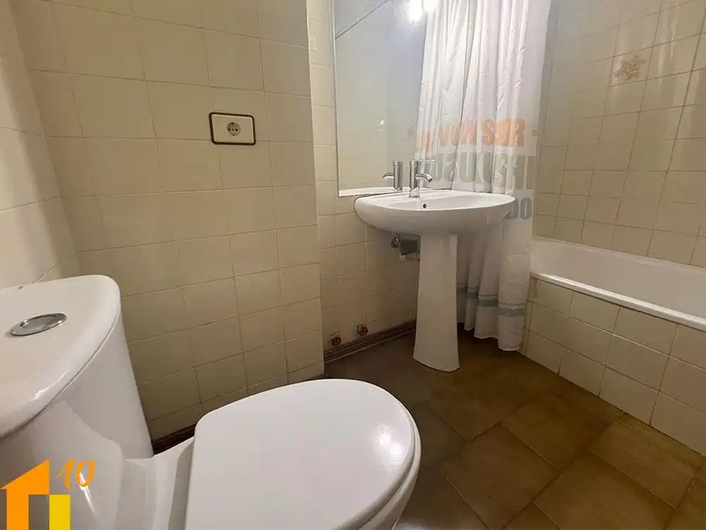 Badezimmer von Einfamilien-Reihenhaus zum Verkauf in Belorado mit Heizung und Terrasse