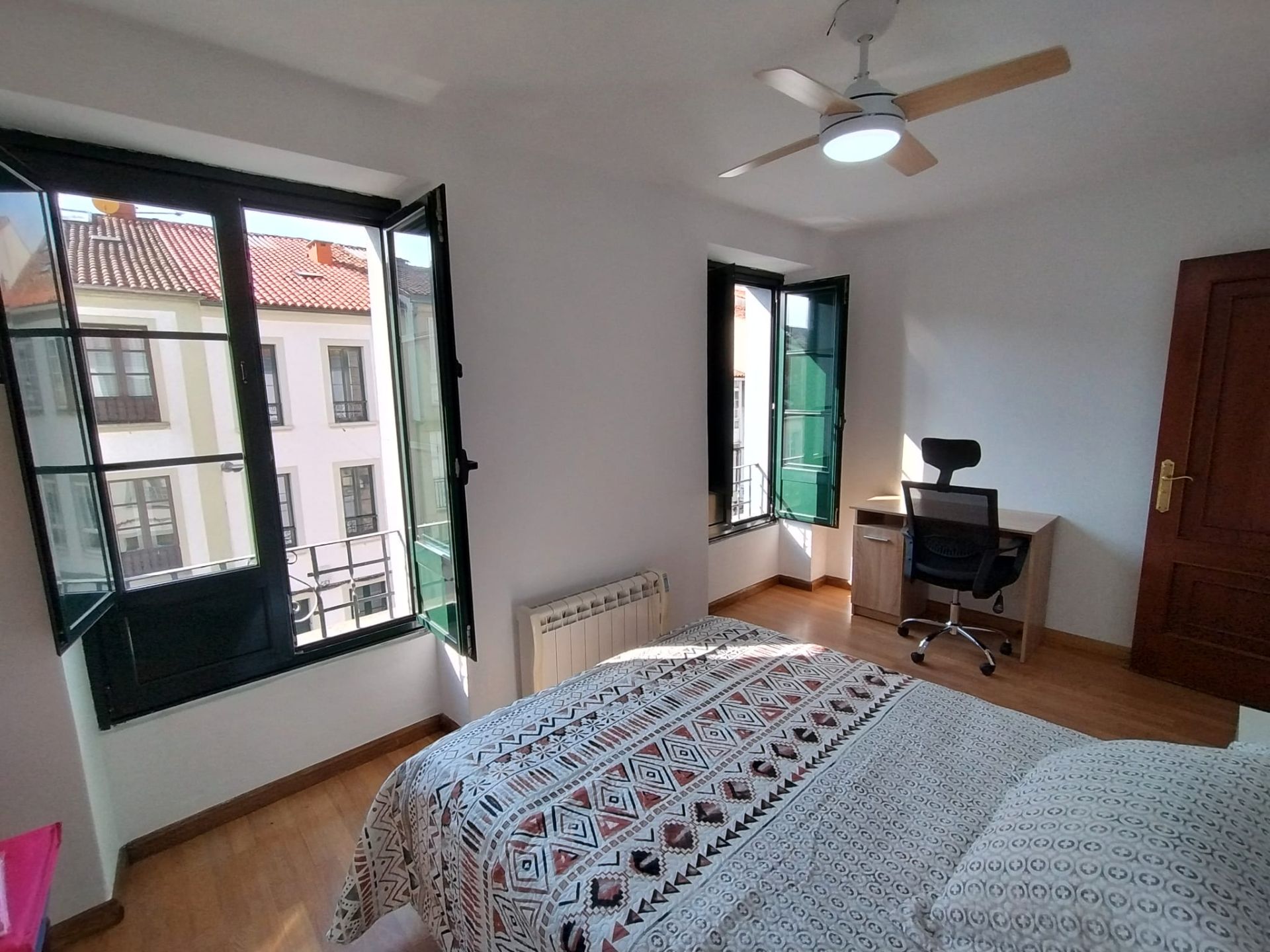 Dormitori de Pis de lloguer en Santiago de Compostela  amb Calefacció, Jardí privat i Moblat