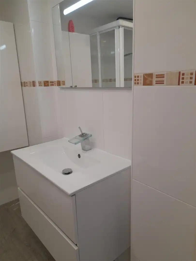 Baño de Apartamento en venta en L'Estartit con Aire acondicionado, Calefacción y Jardín privado