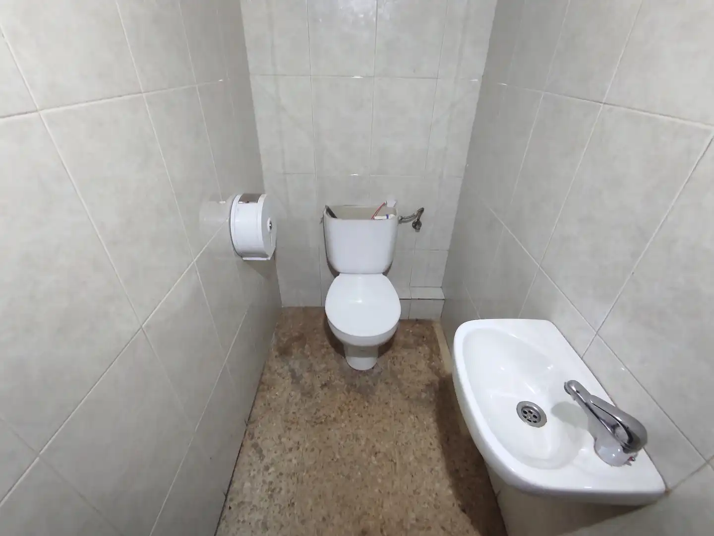 Baño de Local en venta en L'Hospitalet de Llobregat