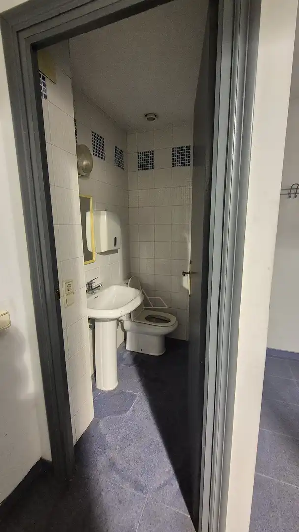 Badezimmer von Fabrikhallen zur Miete in Lleida