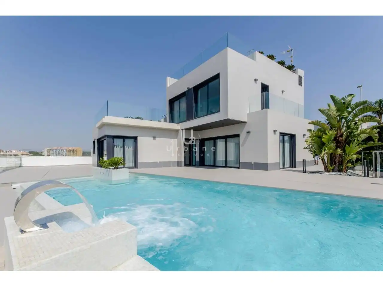 Villa mit Pool zum Verkauf in Calle Wenceslao Fernández Flores