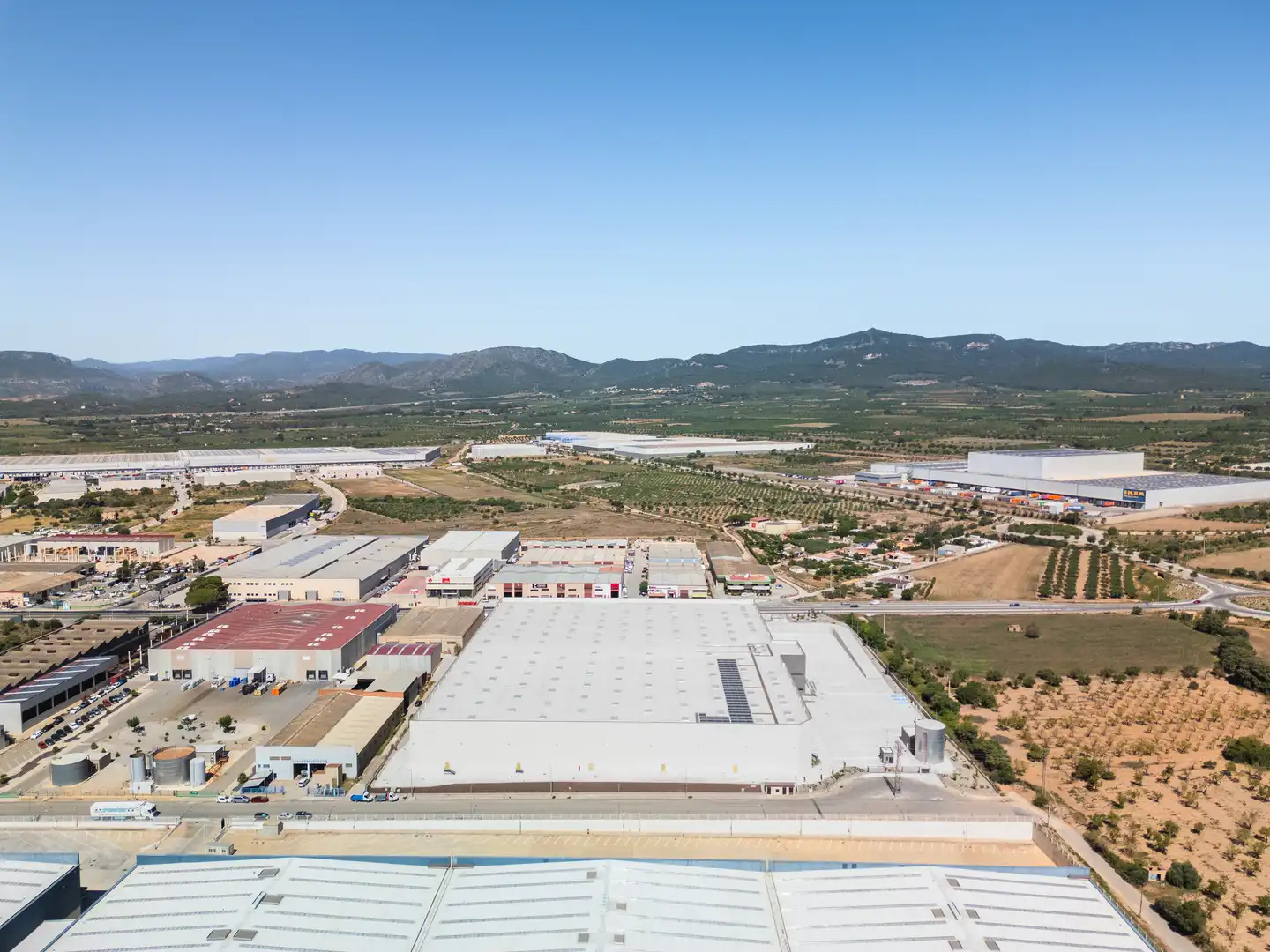 Außenansicht von Fabrikhallen zur Miete in Valls