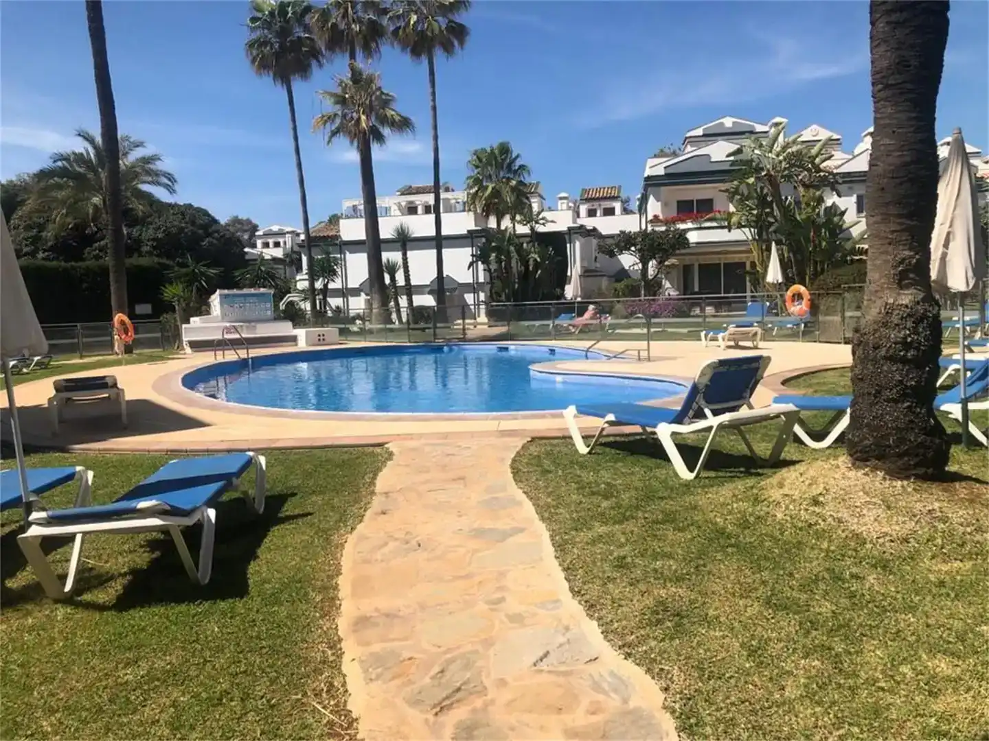 Piscina de Casa adosada en venda en Estepona amb Aire condicionat, Piscina i Balcó