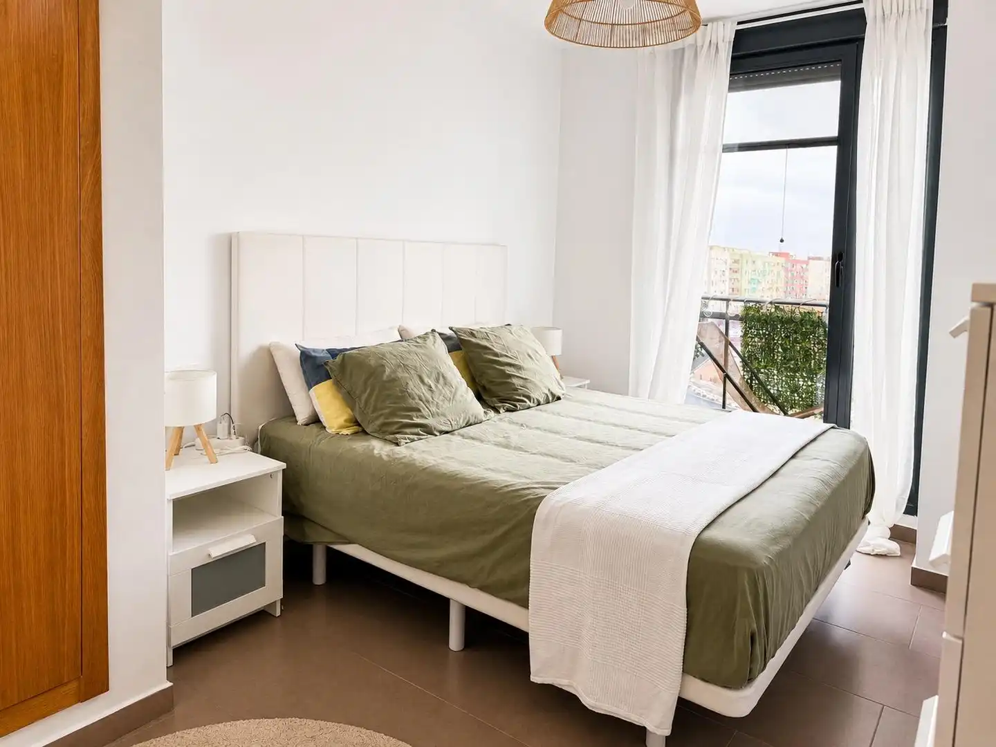 Schlafzimmer von Wohnung zur Miete in Valencia mit Klimaanlage, Heizung und Balkon