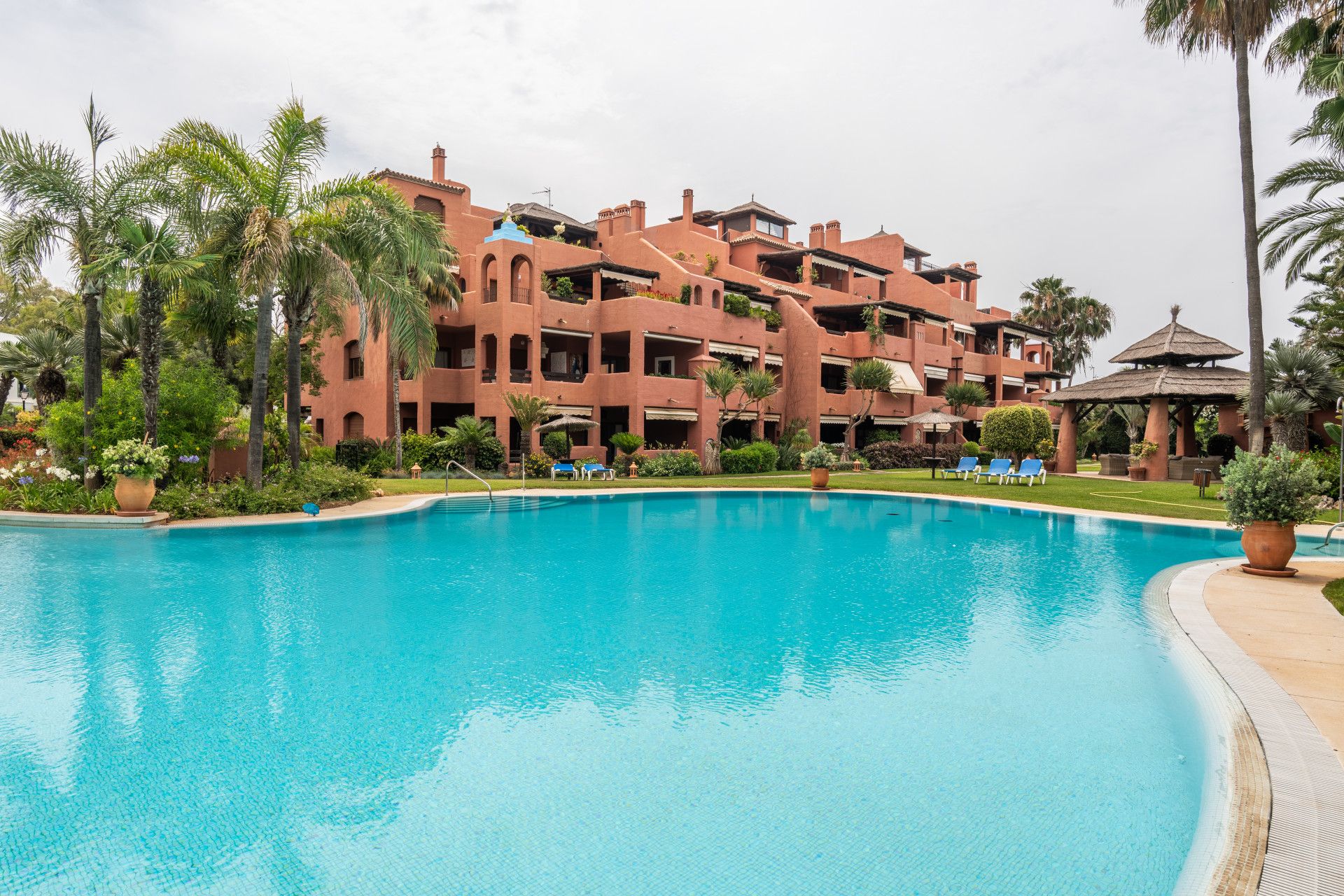 Vista exterior de Àtic en venda en Estepona amb Aire condicionat, Terrassa i Piscina