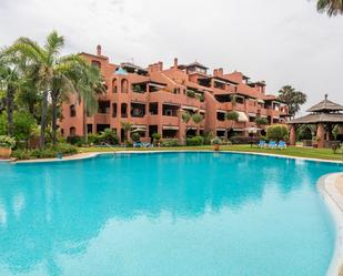 Vista exterior de Àtic en venda en Estepona amb Aire condicionat, Terrassa i Piscina