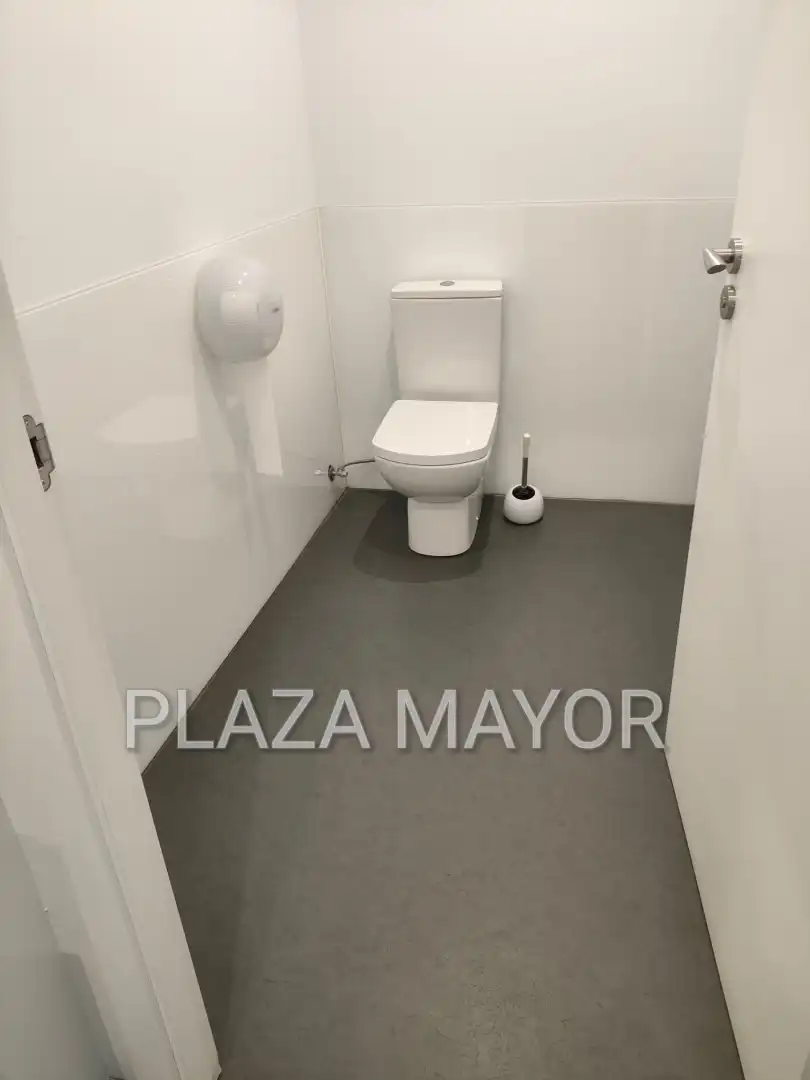 Bany de Oficina de lloguer en Villares de la Reina amb Aire condicionat, Calefacció i Moblat