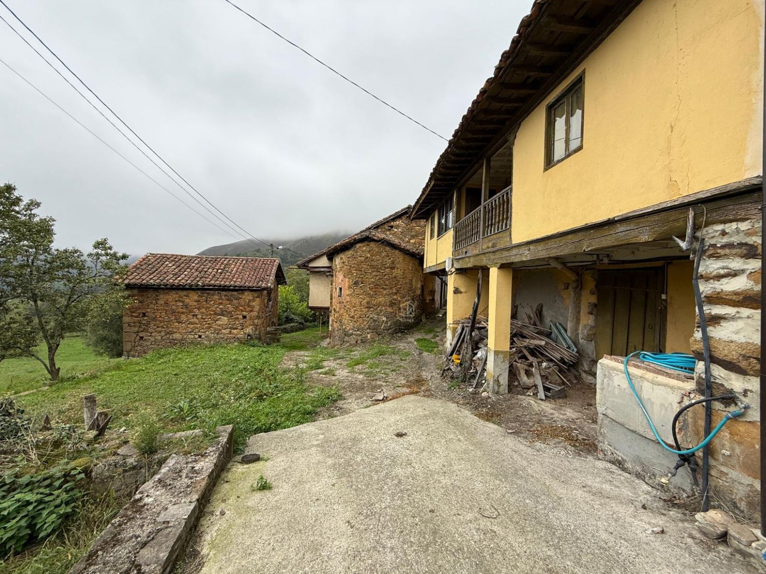 Vista exterior de Casa adosada en venda en Piloña amb Calefacció, Traster i Balcó