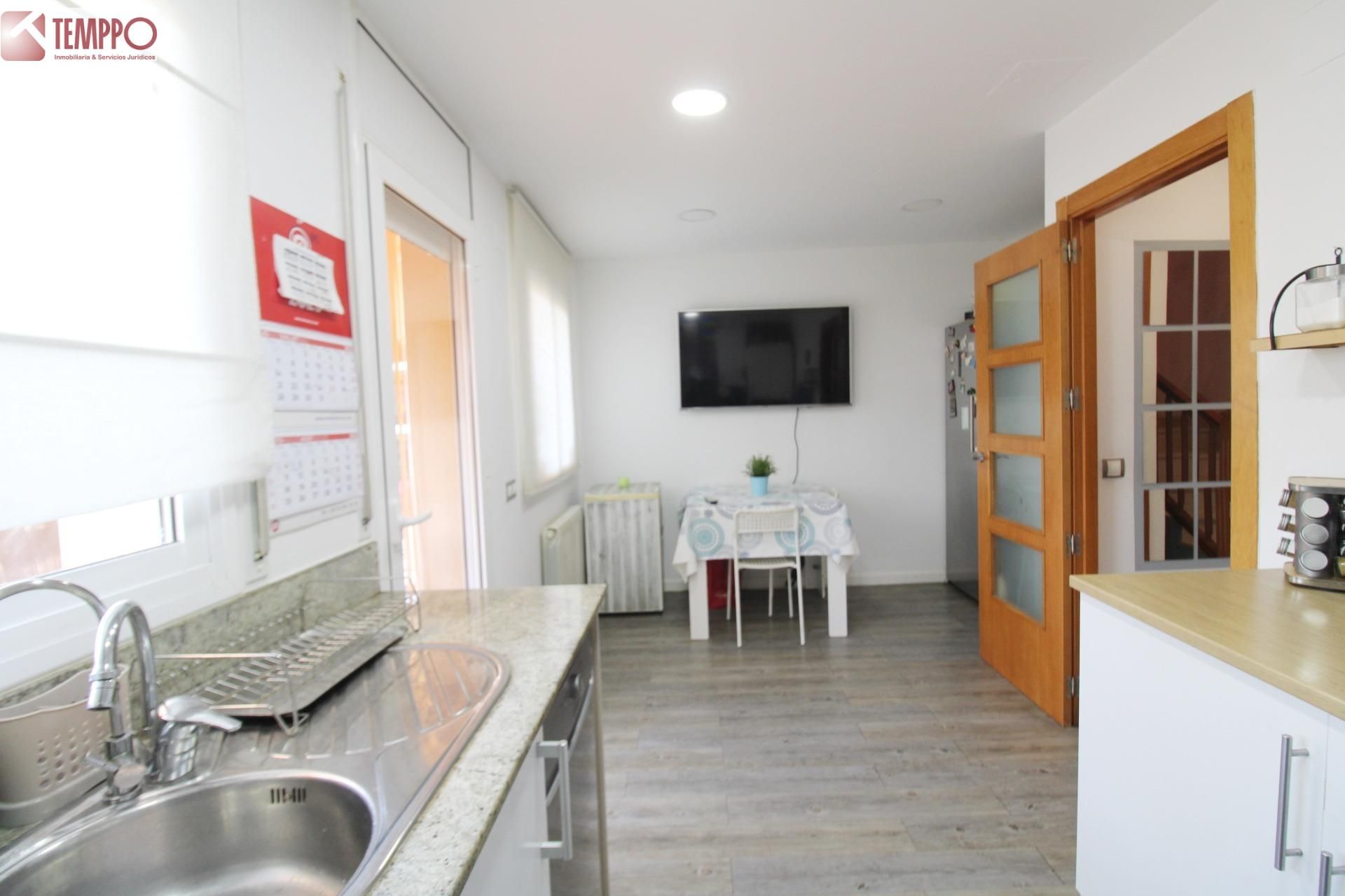 Cuina de Casa adosada en venda en Albinyana amb Aire condicionat, Calefacció i Jardí privat