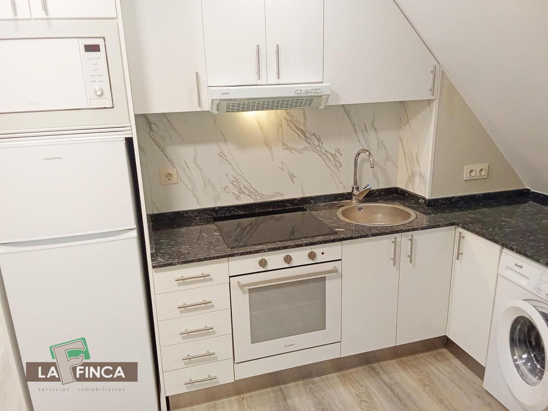 Cuina de Apartament de lloguer en Oviedo  amb Calefacció