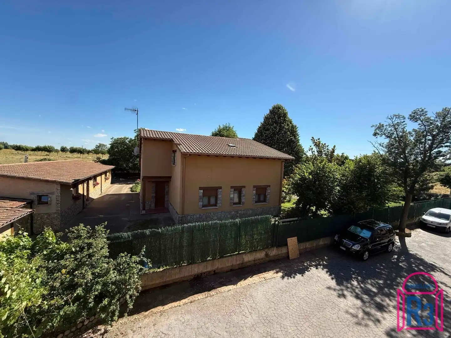 Vista exterior de Casa adosada en venda en Onzonilla amb Calefacció i Traster