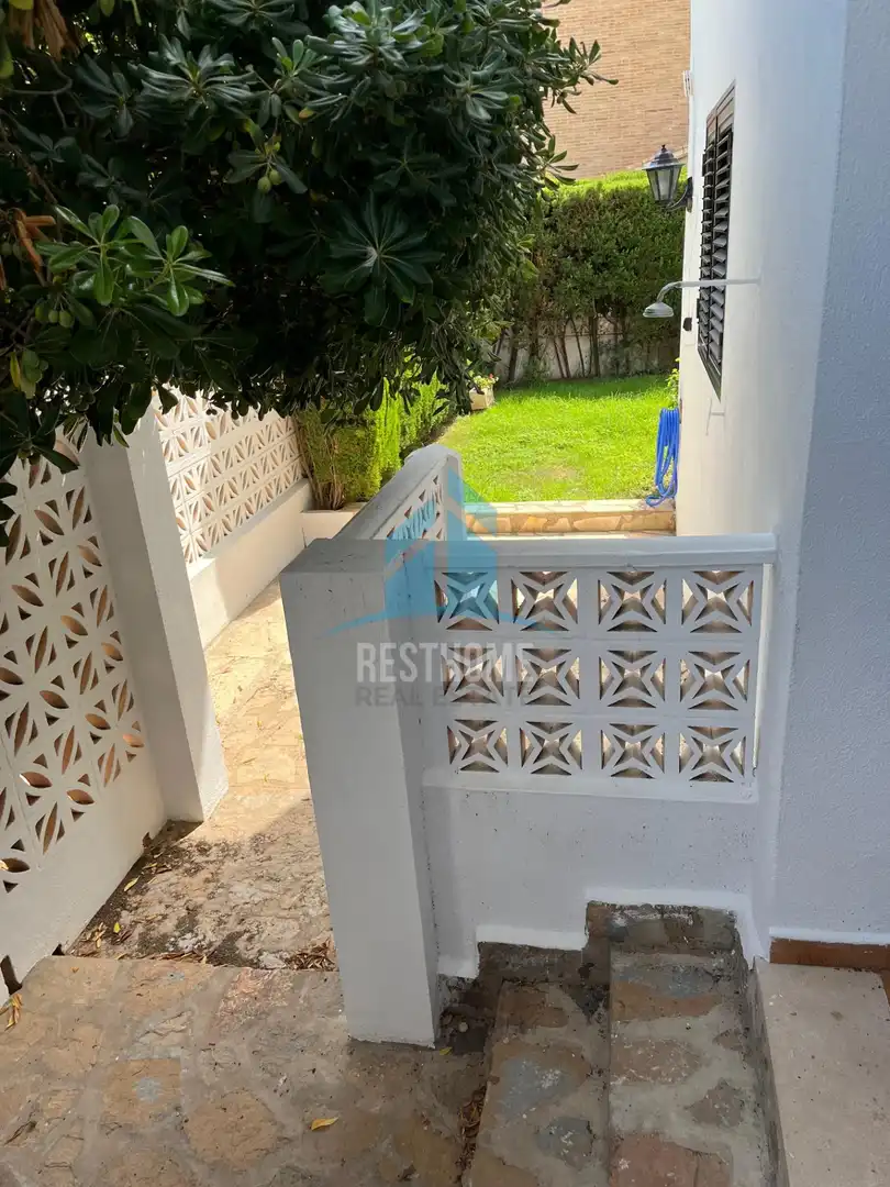 Vista exterior de Casa adosada en venda en Sueca amb Jardí privat, Terrassa i Traster