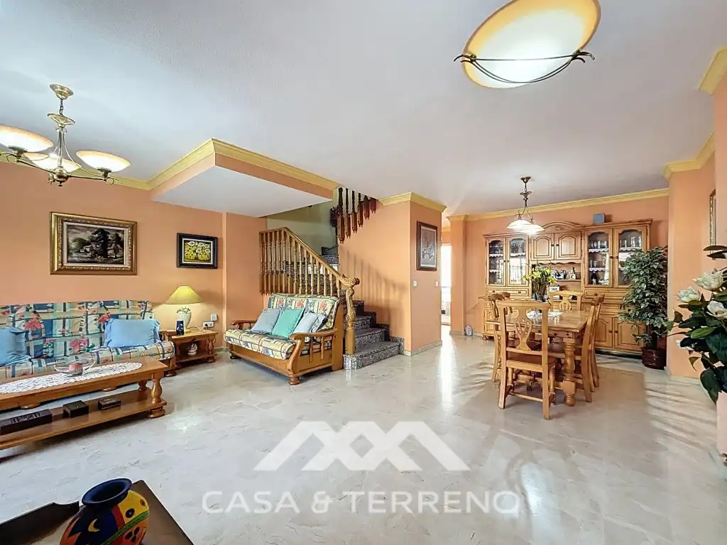 Sala d'estar de Casa adosada en venda en Vélez-Málaga amb Aire condicionat, Piscina i Microones