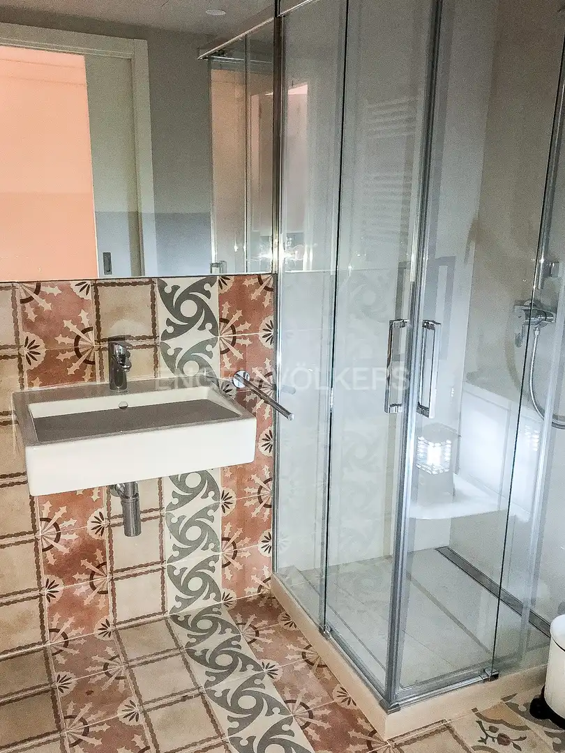 Badezimmer von Wohnung zum Verkauf in Barcelona mit Klimaanlage, Heizung und Privatgarten