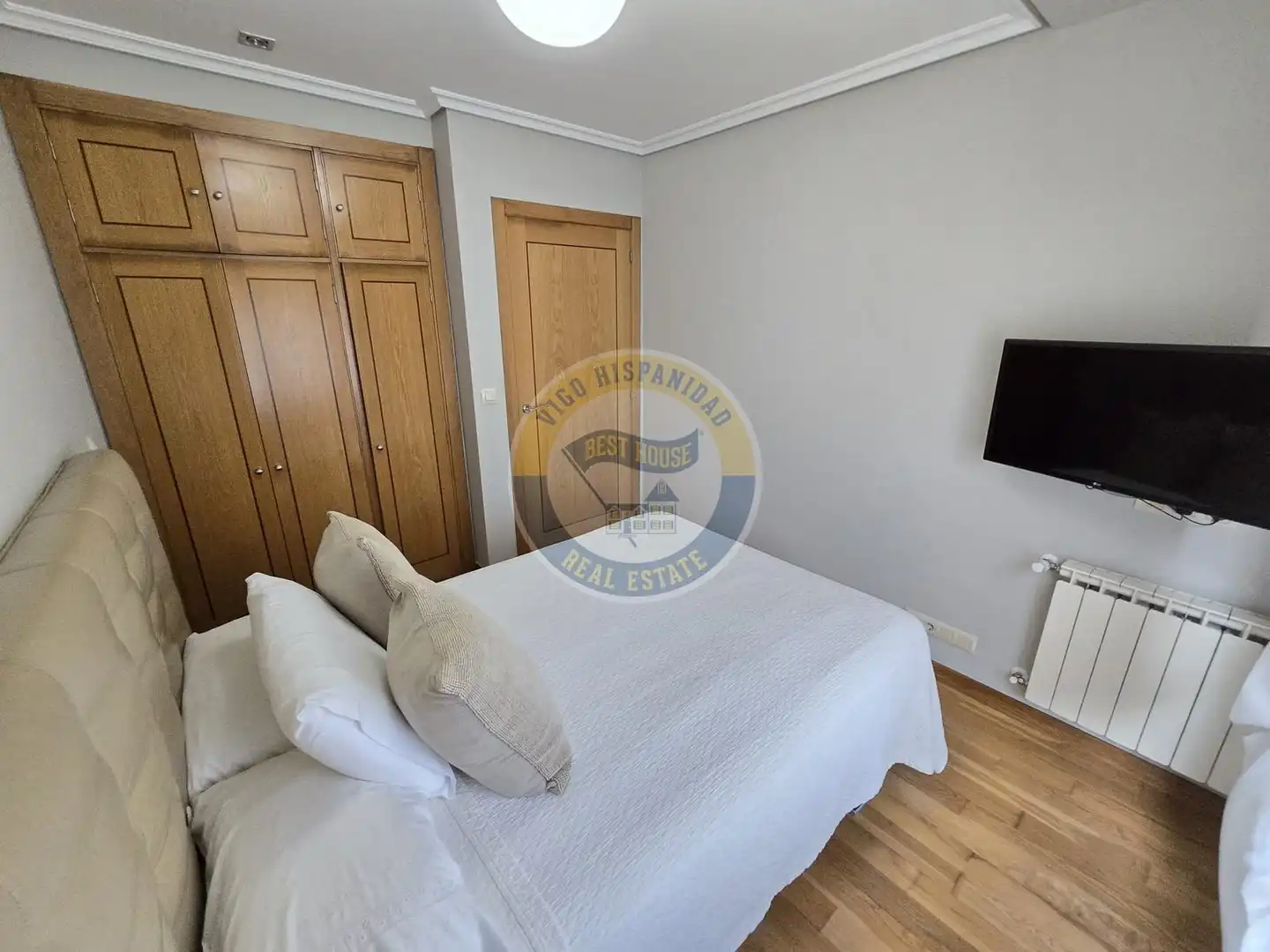 Schlafzimmer von Wohnung zur Miete in Vigo  mit Heizung, Parkett und Möbliert