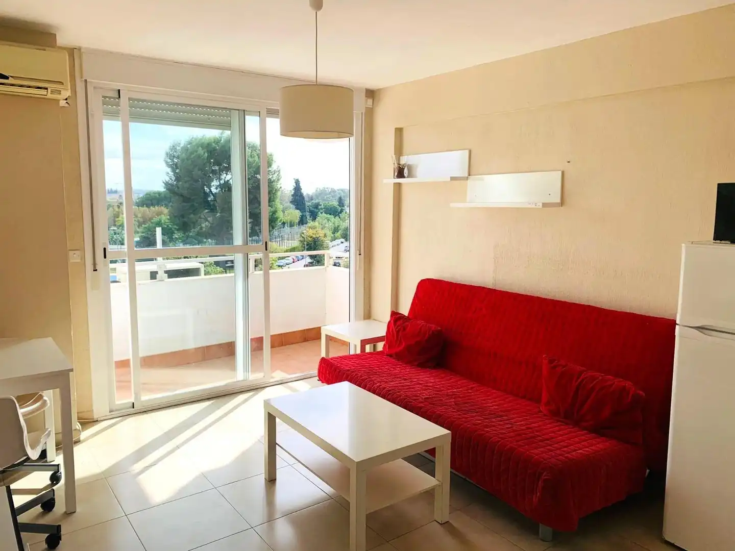 Sala d'estar de Estudi de lloguer en Sevilla amb Aire condicionat, Terrassa i Moblat