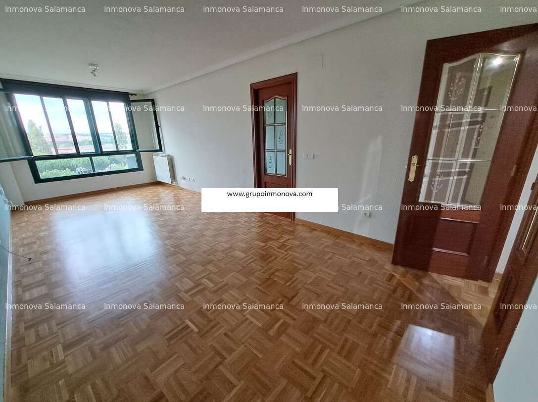 Sala d'estar de Pis en venda en Salamanca Capital amb Calefacció, Moblat i Balcó