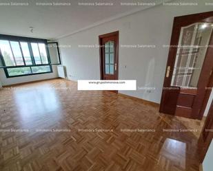 Sala d'estar de Pis en venda en Salamanca Capital amb Calefacció, Moblat i Balcó