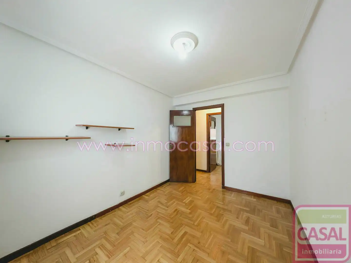 Habitación de Piso en venta en Oviedo  con Calefacción, Trastero y Amueblado