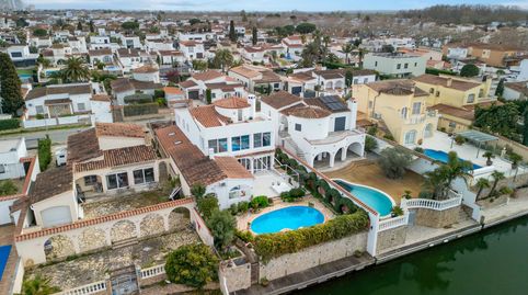 Casa con 15 m al canal ancho