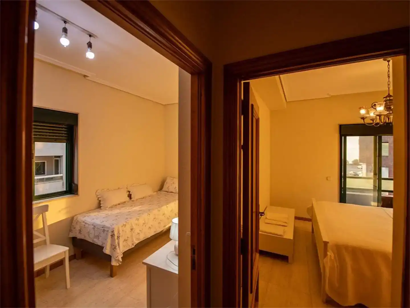 Schlafzimmer von Wohnungen zur Miete in Vigo  mit Möbliert und Balkon