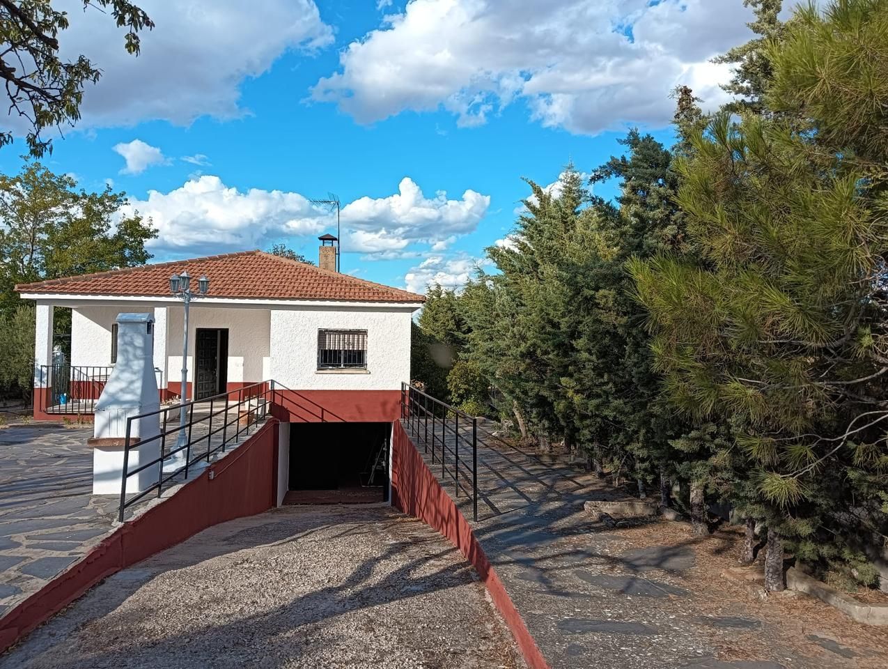 Vista exterior de Casa o xalet en venda en Barajas de Melo amb Calefacció i Piscina