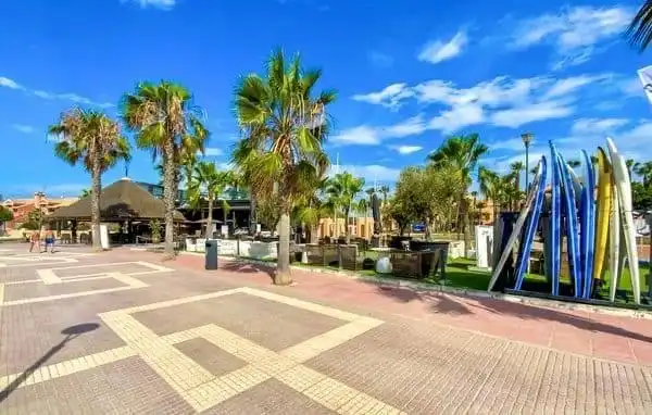 Vista exterior de Casa adosada en venda en Los Alcázares amb Aire condicionat, Jardí privat i Terrassa
