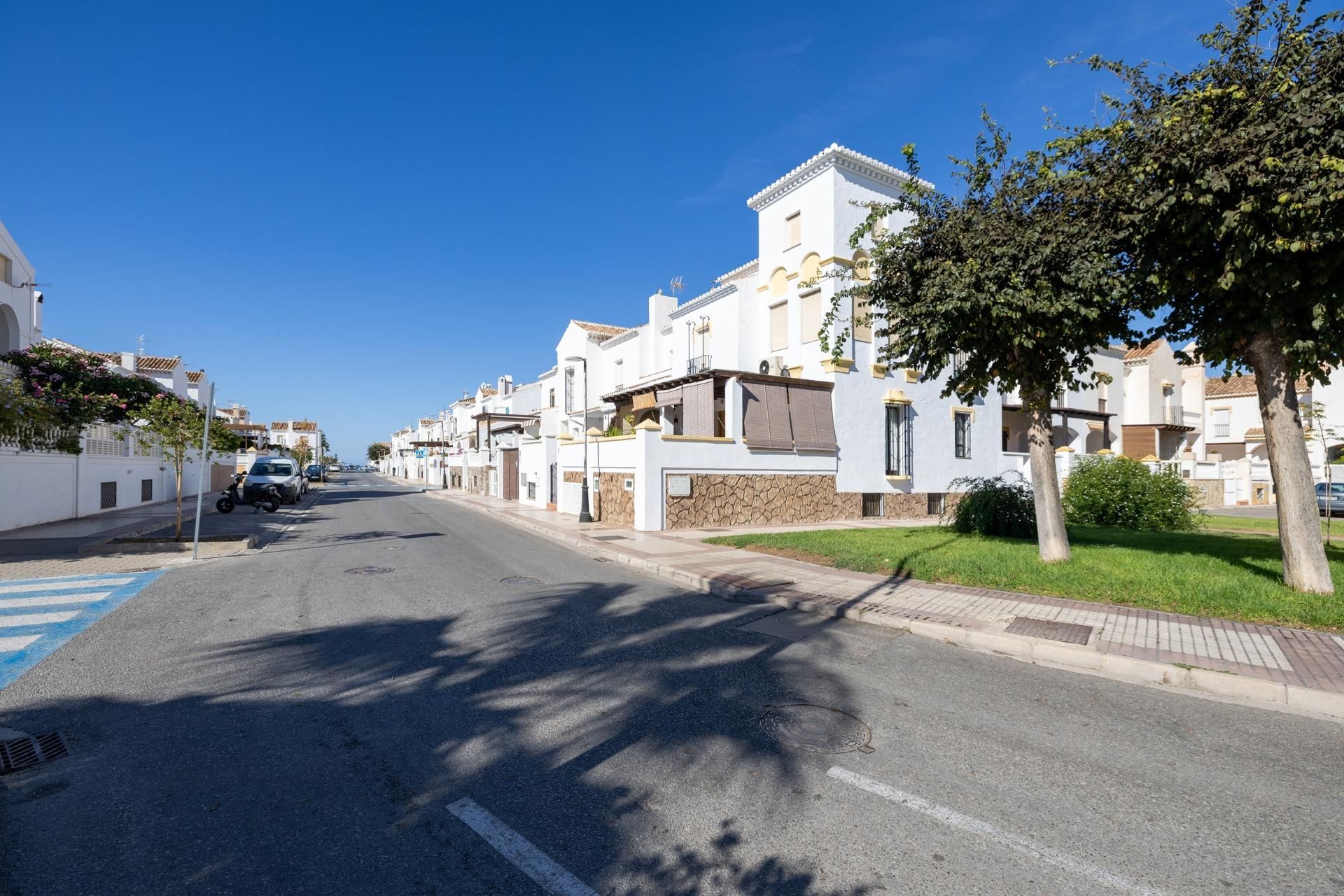 Vista exterior de Casa adosada en venda en Motril amb Aire condicionat i Balcó
