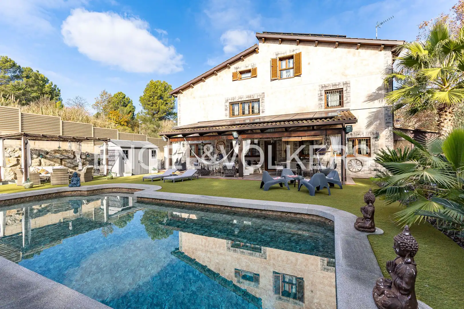 Vista exterior de Casa o xalet en venda en Rubí amb Calefacció, Jardí privat i Piscina
