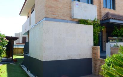 Exterior view of Single-family semi-detached for sale in Villanueva de la Cañada  with Air Conditioner and Terrace