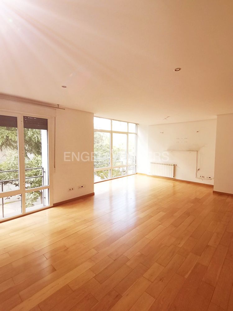 Sala d'estar de Apartament de lloguer en  Madrid Capital amb Aire condicionat, Calefacció i Jardí privat