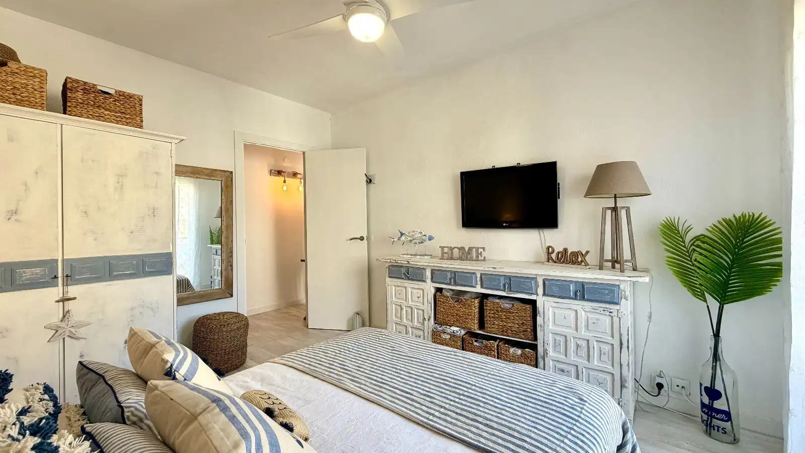 Schlafzimmer von Dachboden zum Verkauf in Cunit mit Klimaanlage, Terrasse und Möbliert