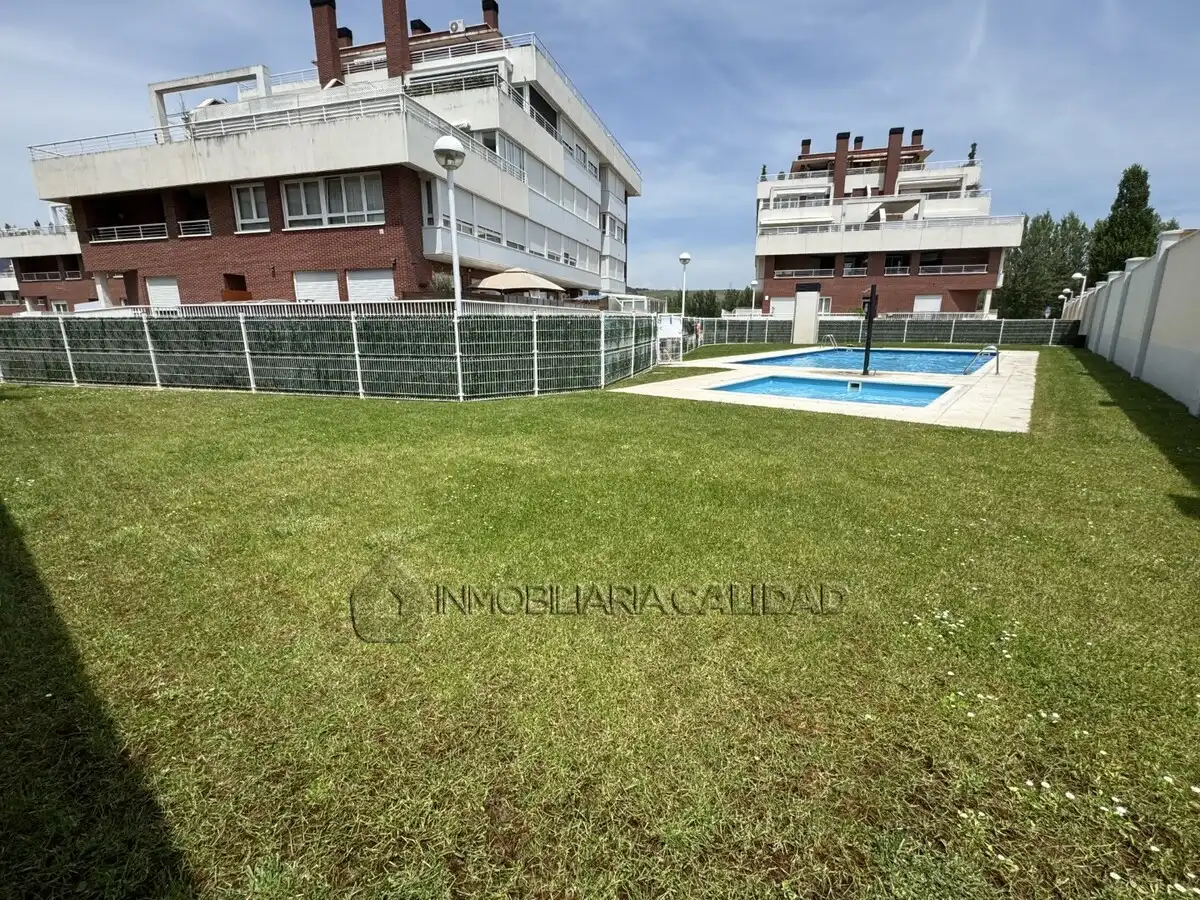 Piscina de Piso en venta en Burgos con Calefacción, Trastero y Piscina