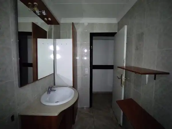 Bathroom of Flat for sale in Figueres