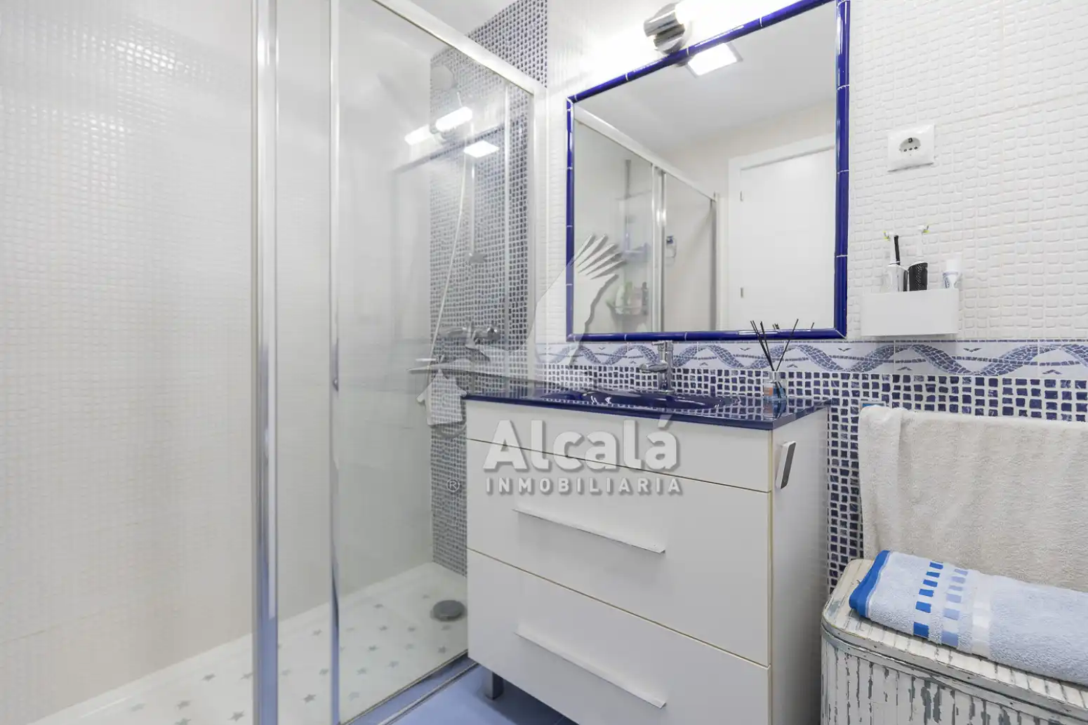 Bathroom of Flat for sale in Alcalá de Henares  with Heating
