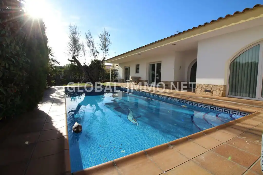 Piscina de Casa o chalet en venta en Roses con Aire acondicionado, Calefacción y Jardín privado