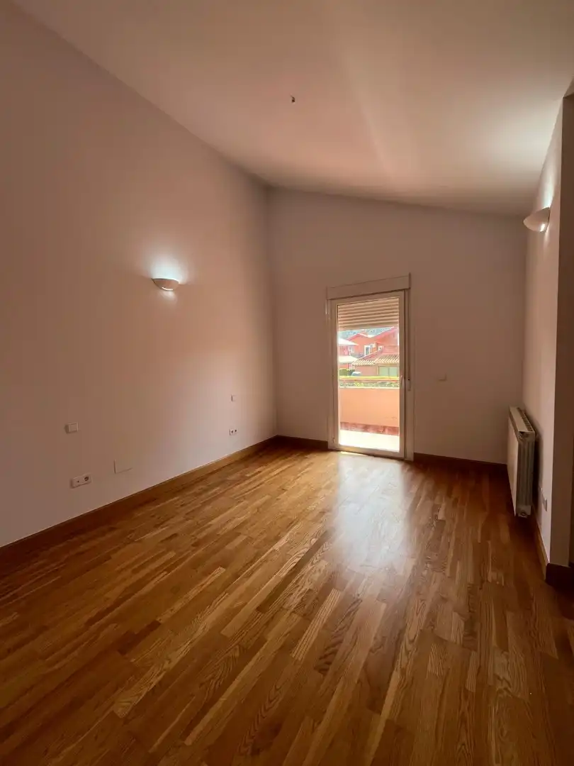 Dormitori de Casa adosada en venda en Renedo de Esgueva amb Calefacció, Jardí privat i Parquet