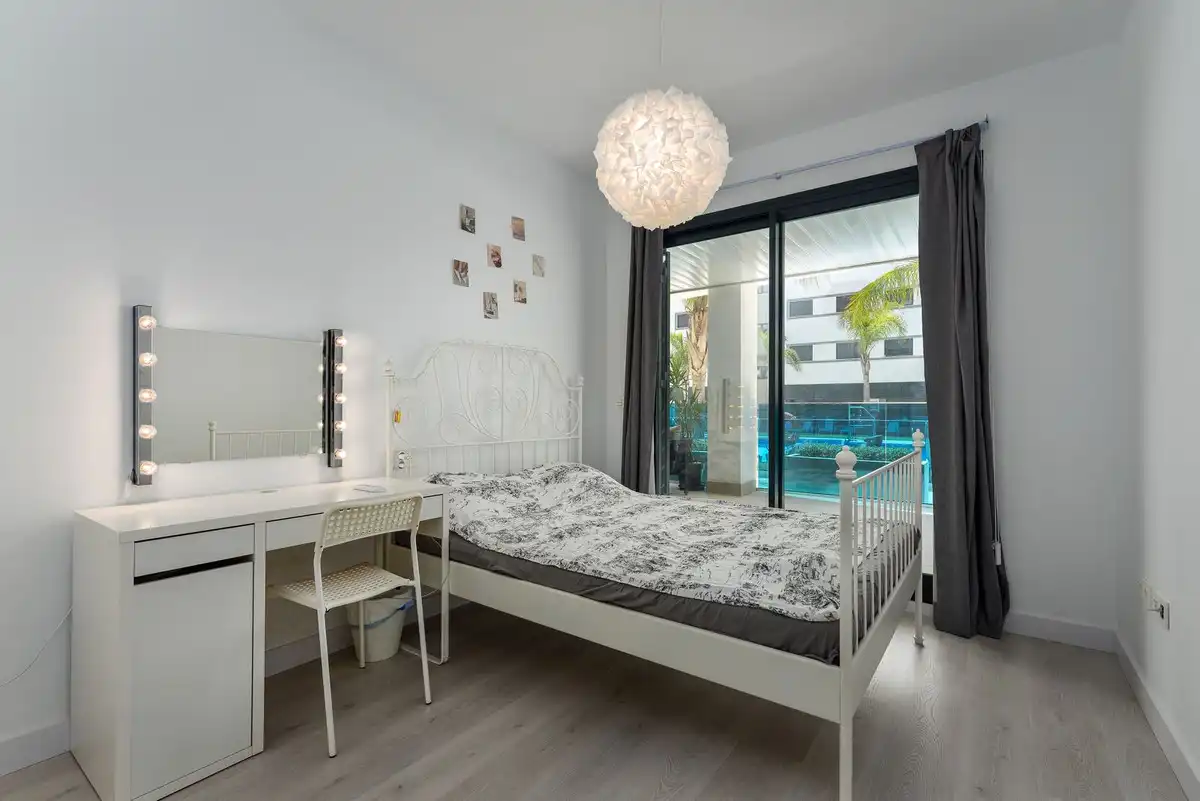 Dormitori de Apartament en venda en Mijas amb Aire condicionat, Terrassa i Moblat