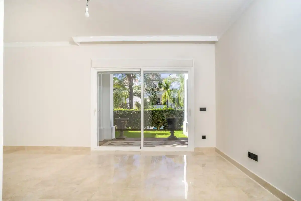 Planta baixa en venda en Marbella amb Aire condicionat, Calefacció i Jardí privat