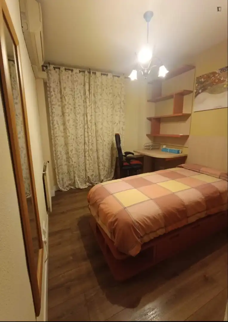 Dormitori de Apartament per a compartir en Leganés amb Aire condicionat, Moblat i Forn