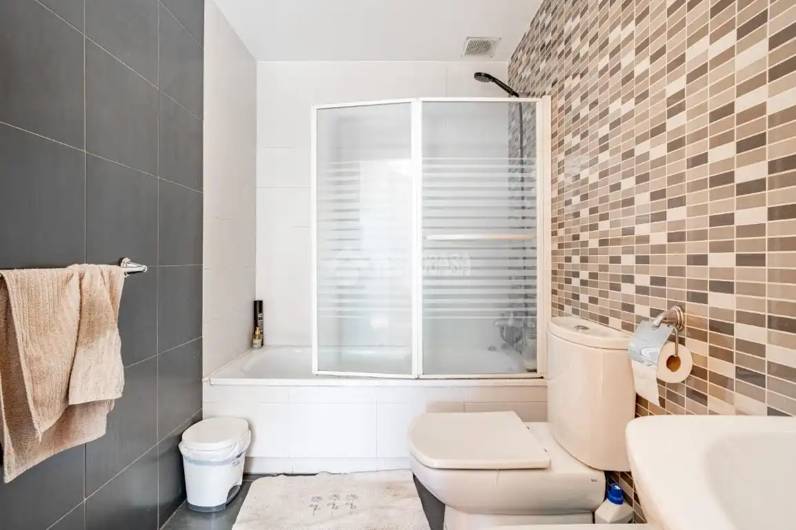 Baño de Piso en venta en Granada con Aire acondicionado, Calefacción y Amueblado