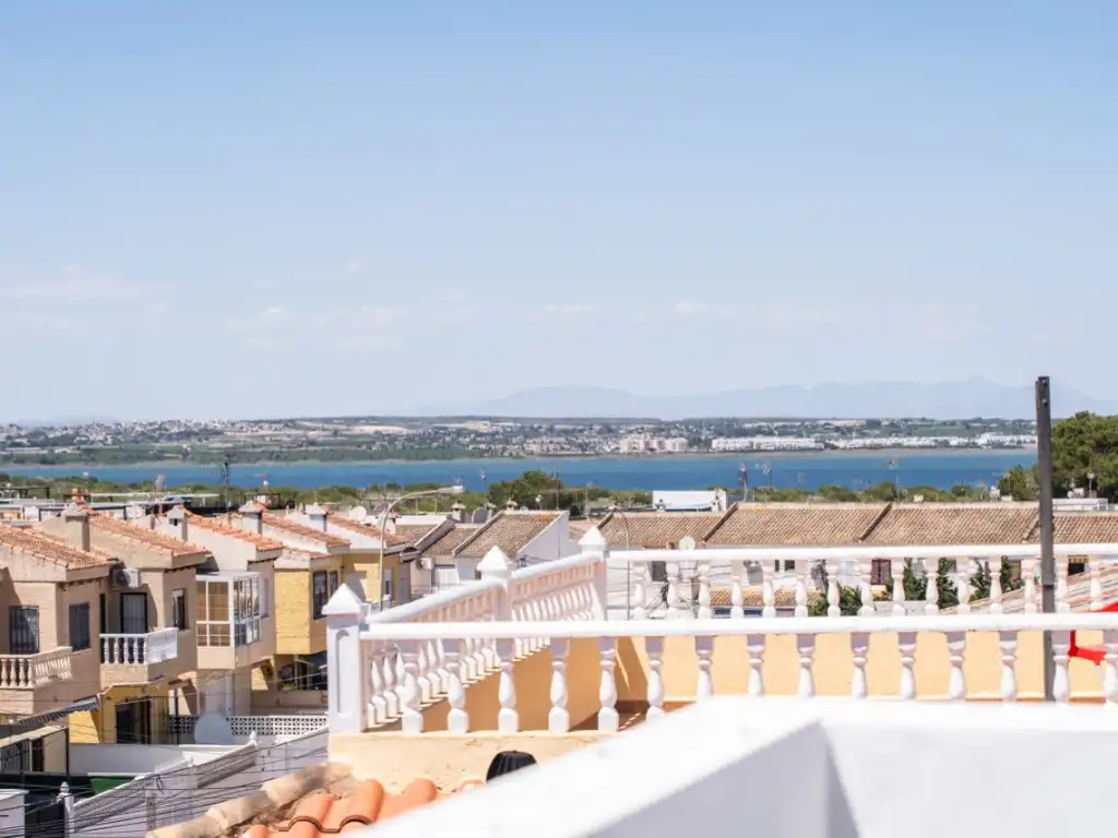 Vista exterior de Apartament en venda en Torrevieja amb Aire condicionat i Piscina
