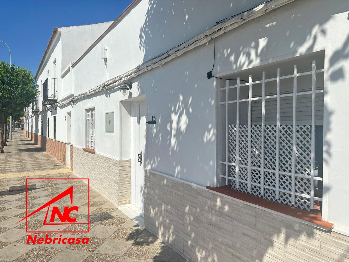 Vista exterior de Casa o xalet en venda en El Cuervo de Sevilla amb Aire condicionat