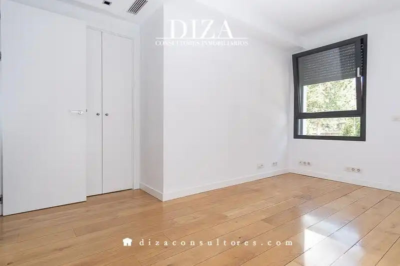 Dormitori de Pis de lloguer en Madrid amb Aire condicionat, Calefacció i Terrassa