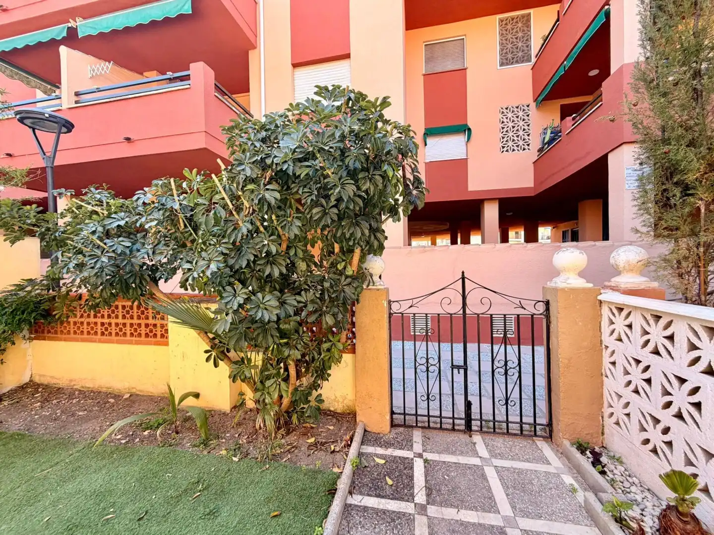 Vista exterior de Casa o xalet en venda en Salobreña amb Jardí privat, Terrassa i Balcó
