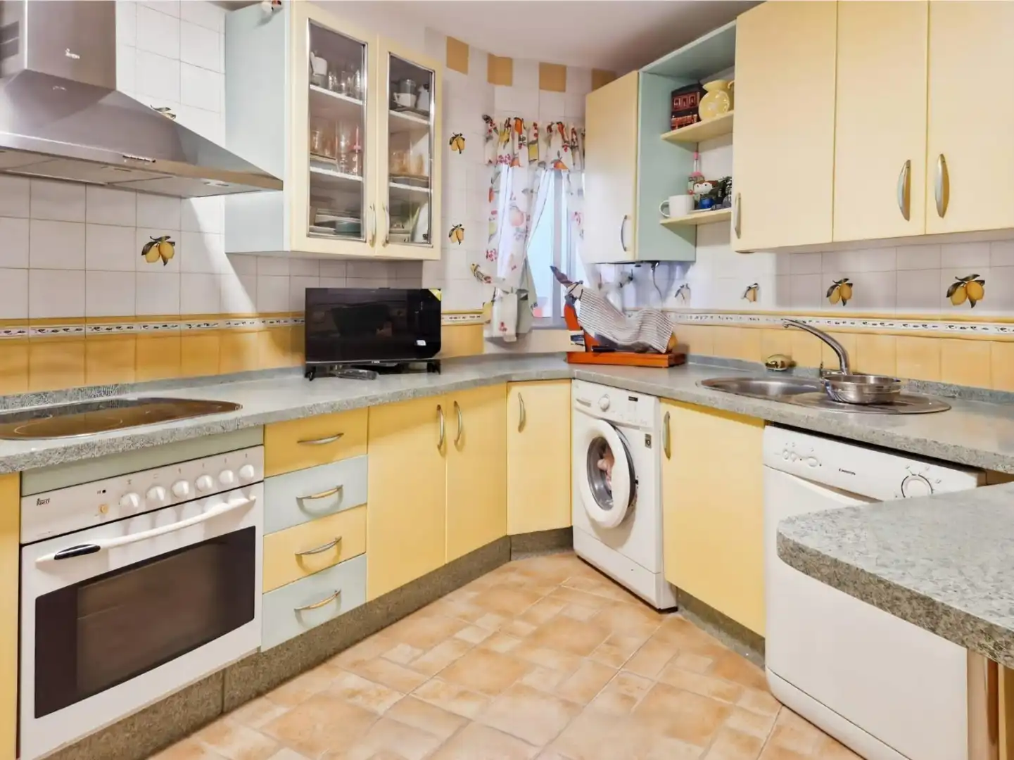 Kitchen of Flat for sale in Sevilla  with Air Conditioner and Storage room