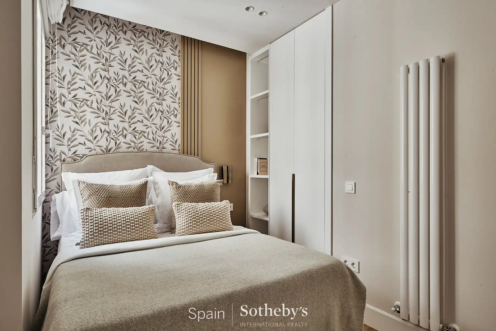 Dormitori de Apartament en venda en Madrid amb Aire condicionat i Terrassa