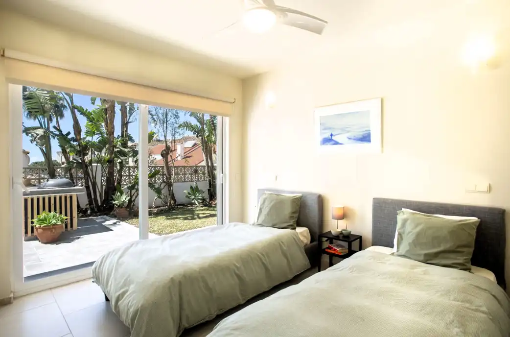 Dormitori de Casa o xalet en venda en Mijas amb Aire condicionat, Jardí privat i Terrassa